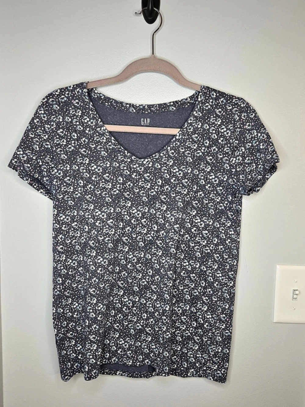 Gap Favorite V-Neck T-Shirt Floral Blue & Pink Size Medium